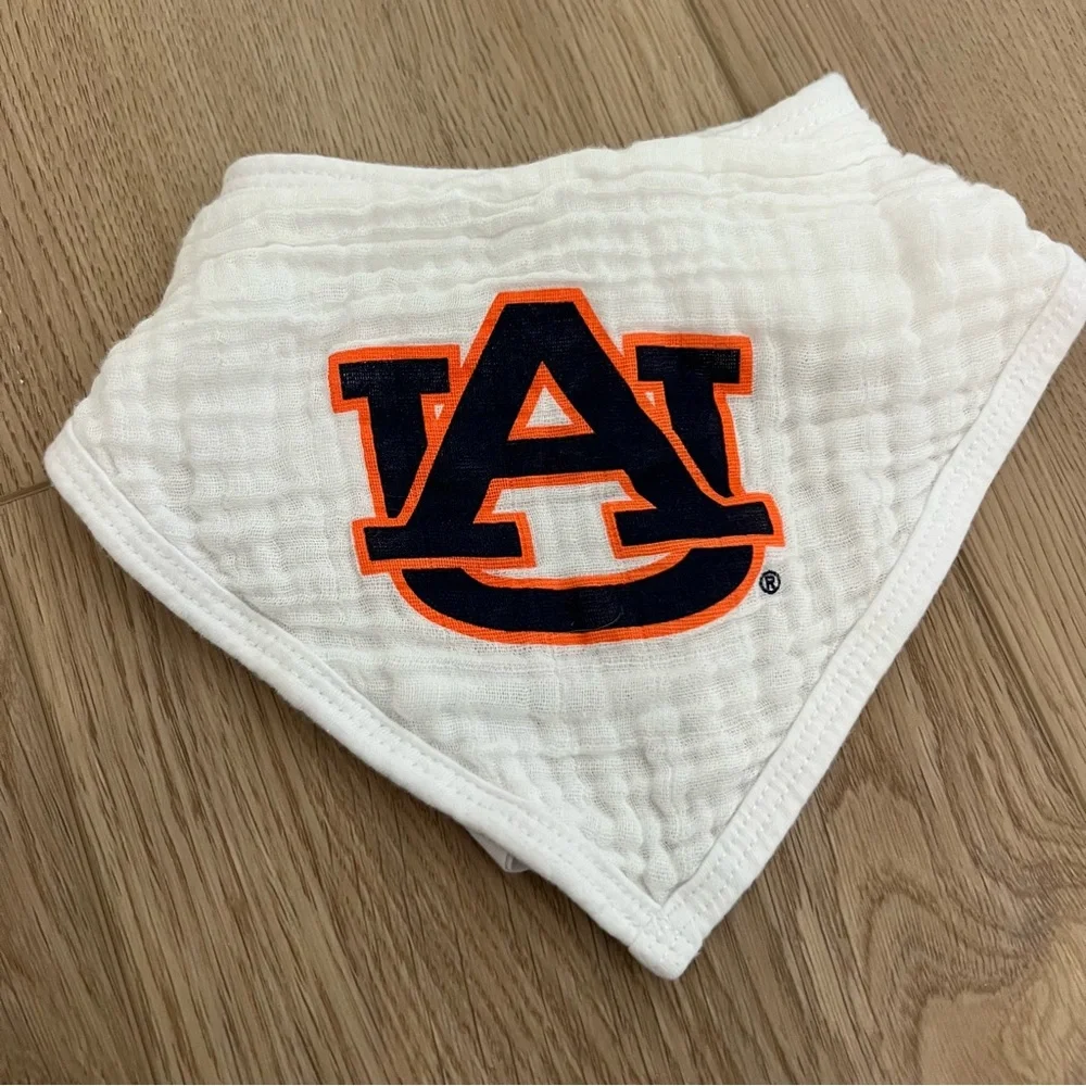 Auburn Muslin Bib